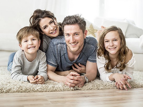 Familie auf Teppich